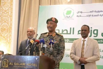 البرهان يعتذر للأطباء.. ويصدر توجيهات “مالية وعسكرية” عاجلة لإنقاذ المستشفيات وتأمين الخدمات