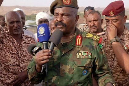 “حتى لو مزيرة سنأتي لافتتاحها”.. والي الشمالية يرد بقوة على منتقدي المشروعات ويدشن طريق الساحل الغربي بـ”دلقو”