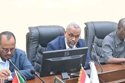 وزير الصحة الاتحادي يوجه بالاستنفار السريع لمواجهة “الكوليرا وإيبولا” ويقرر تفعيل مراكز العزل بمطارات ومعابر البلاد