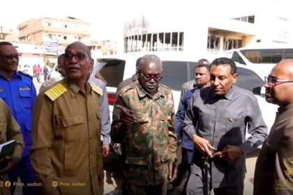 رئيس الوزراء يتفقد الميناء البري بالخرطوم ويتعهد بإعادة تأهيله بالوسائل الحديثة ويمنع الجبايات غير القانونية على الطرق القومية