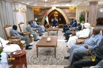 كامل إدريس يتعهد بإعادة تأهيل 20 ألف مدرسة بالجزيرة وسد عجز المعلمين وتوفير الإجلاس