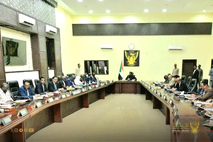 حكومة “الأمل” برئاسة كامل إدريس تبحث إعمار جسور العاصمة وتعتمد خطة الخريف وتأمين معاش الناس