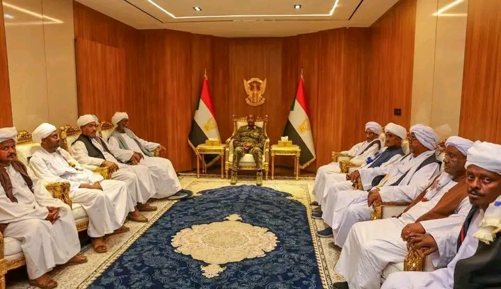 البرهان يوجّه الإدارات الأهلية لتعزيز تماسك الجبهة الداخلية، و”ترك ودقلل” يعلنان الاصطفاف خلف الجيش من خندق واحد