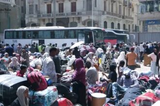 رحيل جماعي لسودانيين من مصر يثير التساؤلات