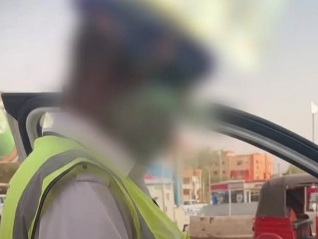 إجراءات قانونية ضد شرطي مرور بعد فيديو مثير