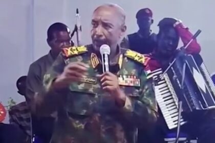 البرهان ينفي ارتباطه بلجنة الحوار السوداني